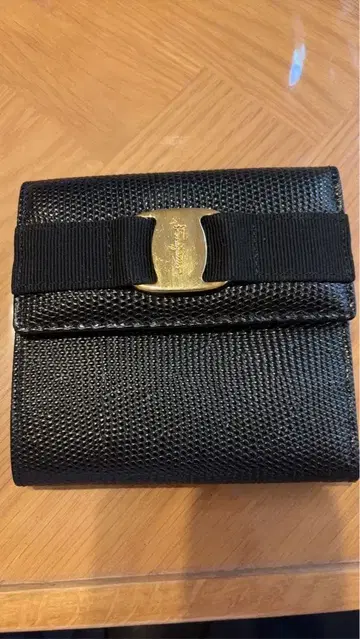 페라가모 바라 3단 폴더형 지갑 리자드형 가죽 블랙