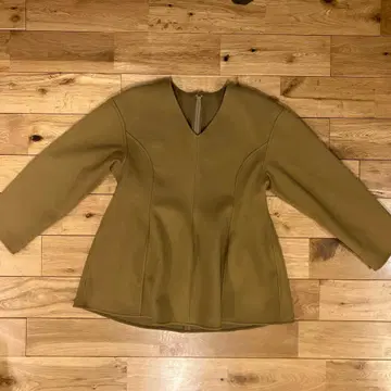 [ Mila Owen ] 카멜 V넥 긴팔 상의