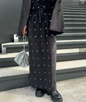 mystic 미스틱 자수 벨로아 롱 스커트