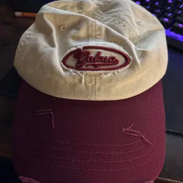 자수 로고 야구 모자 화이트/와인 레드