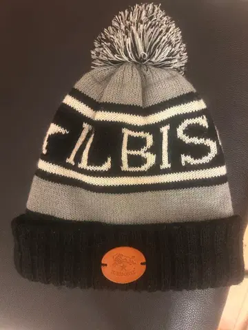 그레이 블랙 폼폼 포함 니트 모자