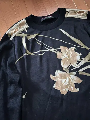 하자 있음 레오나르 긴팔 니트 스웨터 블랙 꽃무늬 실크 울