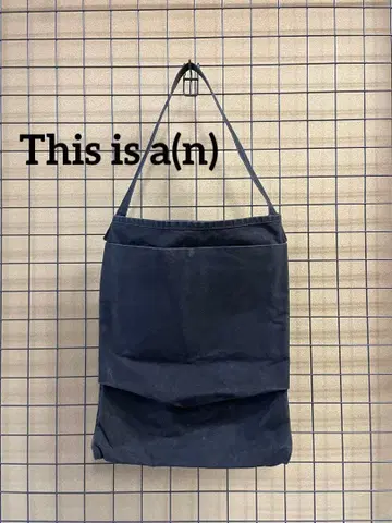 This is a(n) BASE MIL FLAT 디스이즈어 토트백