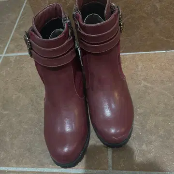 버건디 스트랩 부츠