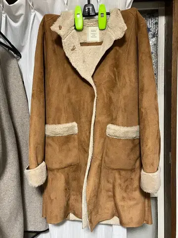 브라운 후드 부착 무스탕 보아 코트