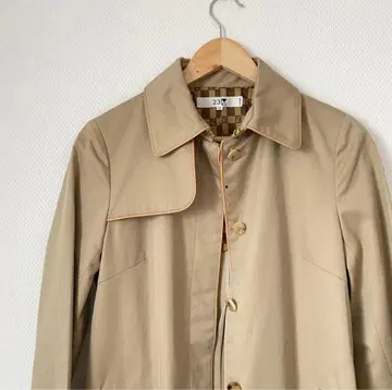 23구 (온워드)의 트렌치코트