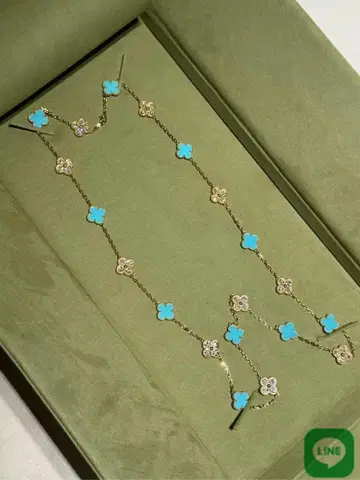 네잎클로버의 길쭉한 목걸이