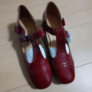 빨간색 에나멜 T 스트랩 펌프스