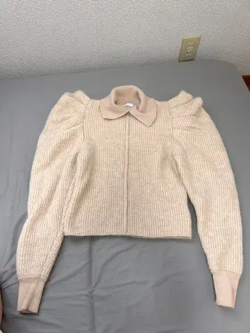 Bibiy. 크림색 카라 부착 니트