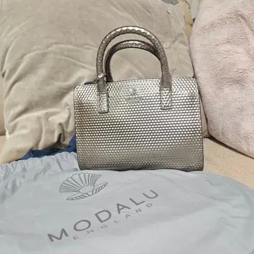 MODALU 메탈릭 실버 숄더백