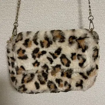 레오파드 무늬 백 퍼 백 MAJESTIC LEGON 체인 숄더