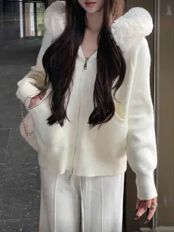 퍼가 달린 화이트 집업 후드티