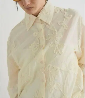 코드 레이스 플라워 블라우스