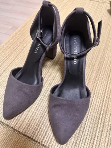 [ UNRELISH ] 그레이 앵클 스트랩 펌프스