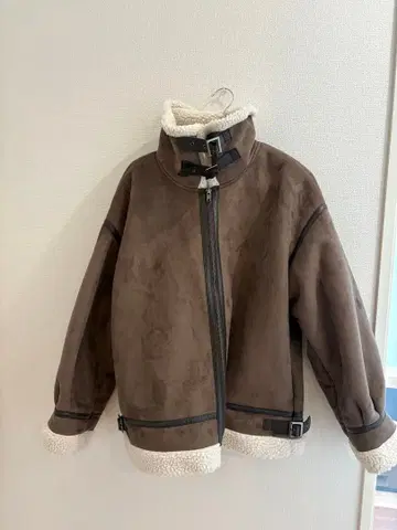 브라운 스웨이드풍 무스탕 코트