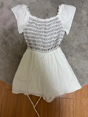 ALEXIA STAM 자수 화이트 미니 원피스