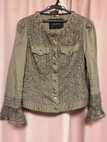 프릴 달린 베이지 노카라 자켓