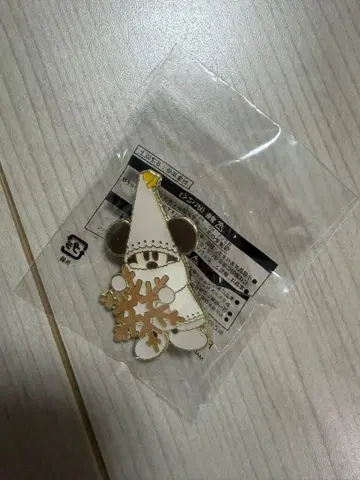 눈꽃 캐릭터 핀 배지
