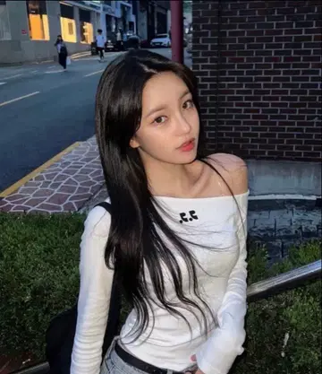 Rest & Recreation 원숄더 싱글 로고 긴팔 화이트