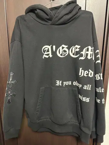 A'GEMZ 크로스 자수 블랙 후드티