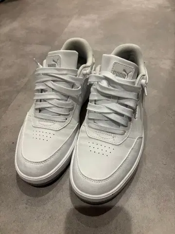 PUMA 화이트 스니커즈