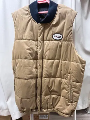 베이지 퀼팅 다운 베스트 로고 패치 포함