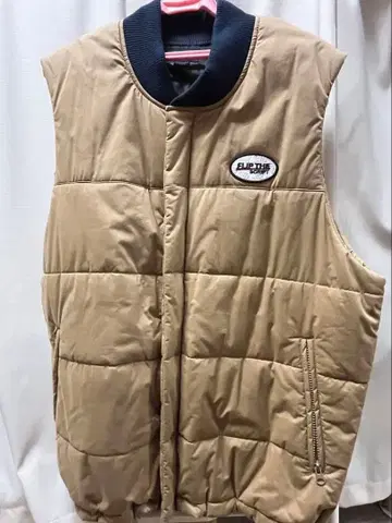 베이지 퀼팅 다운 베스트 로고 패치 포함