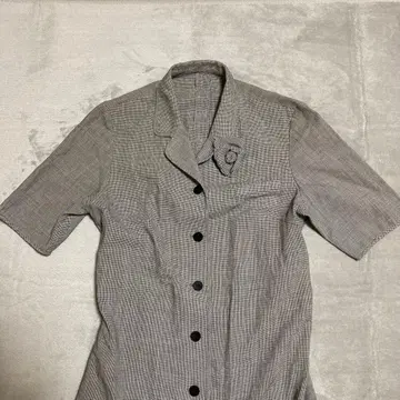 그레이 계열 체크 무늬 반팔 셔츠 원피스 플라워 브로치 허리 리본