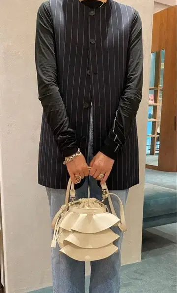 프릴 버킷 미니백 (베이지)