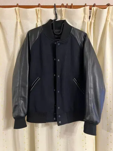 [ 당일 발송 ] 유니클로 UNIQLO 바시티 자켓 네이비/블랙 M