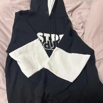 STPR 로고 후드티 블랙과 화이트