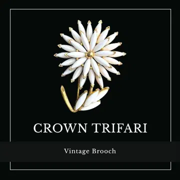 CROWN TRIFARI 밀크 유리 & 트리파리움 화이트 거베라 브로치