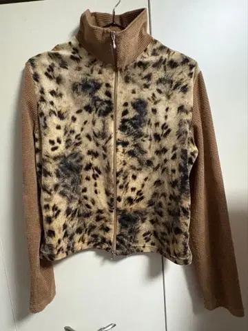 애니멀 프린트 하이넥 집업