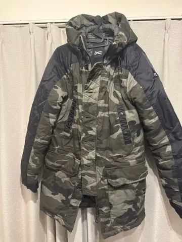 DENHAM 카모 패턴 후드 부착 다운 자켓