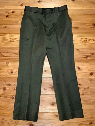 올리브 그린 슬랙스 백 포켓 부착 구제 의류