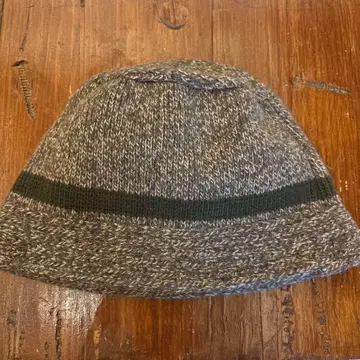 니트 버킷 햇 그레이와 다크 그린