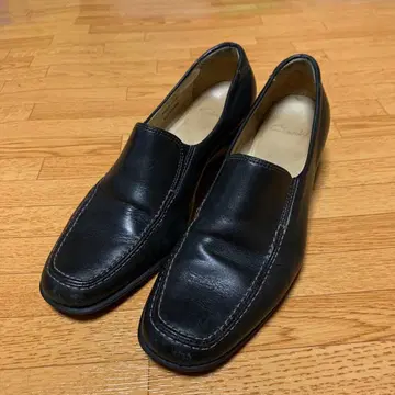 Clarks 블랙 가죽 로퍼