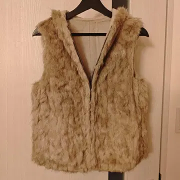 K.T KYOKO TAKASE 후드 부착 인조 모피 베스트