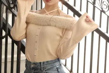 오프숄더 페이크 퍼 니트