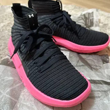 언더아머 하이컷 스니커즈 블랙/핑크