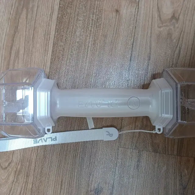 플레이브 응원봉 양도합니다 (포카 포함/미포함선택 가능)