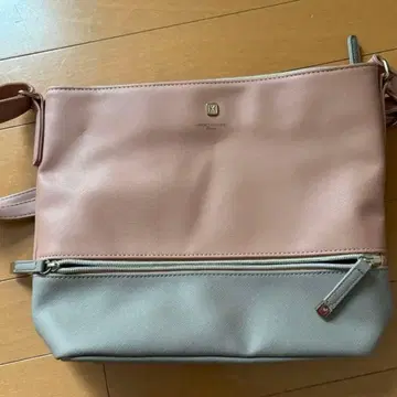 핑크와 그레이의 숄더백