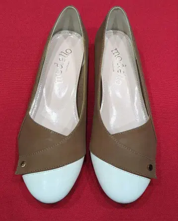 새상품 마드라스 모데로 브라운 화이트 펌프스 23.0cm
