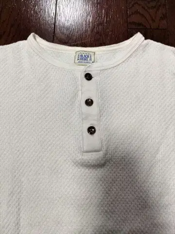 루드 갤러리 블랙 라벨 써멀 헨리넥 화이트