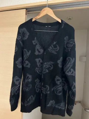 GU 브라시 니트 V넥 가디건 페이즐리