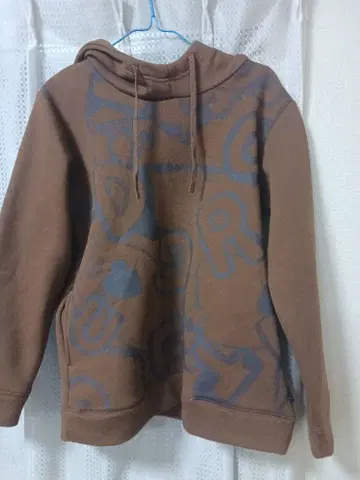 드럭 스토어즈 브라운 로고 프린트 후드티 후드 부착