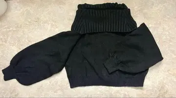 블랙 볼륨 오프숄더 니트탑