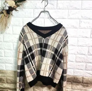 체크 무늬 V넥 니트 스웨터