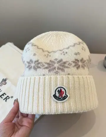MONCLER 눈꽃 패턴 니트 모자