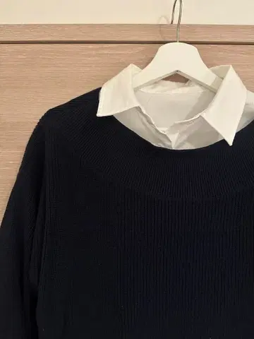 내추럴 뷰티 베이직 셔츠 레이어드 오프숄더 니트